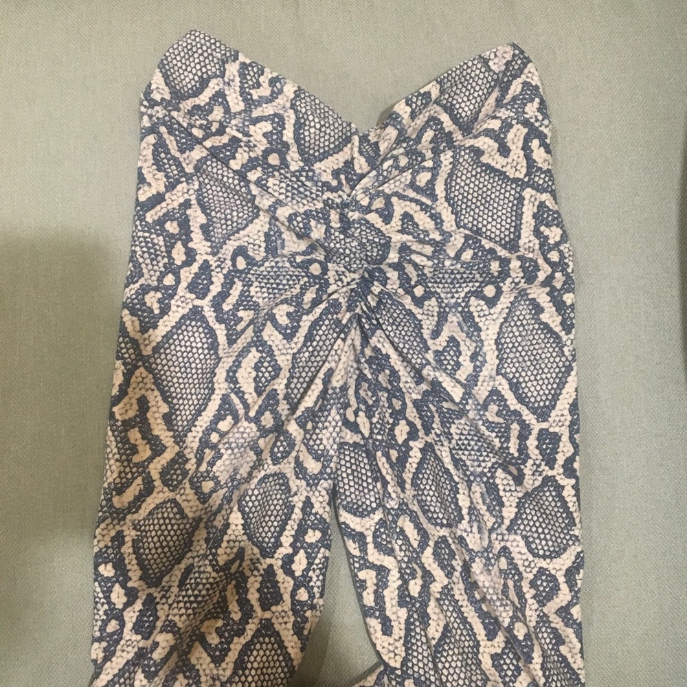Lici fit python leggings V-CUT